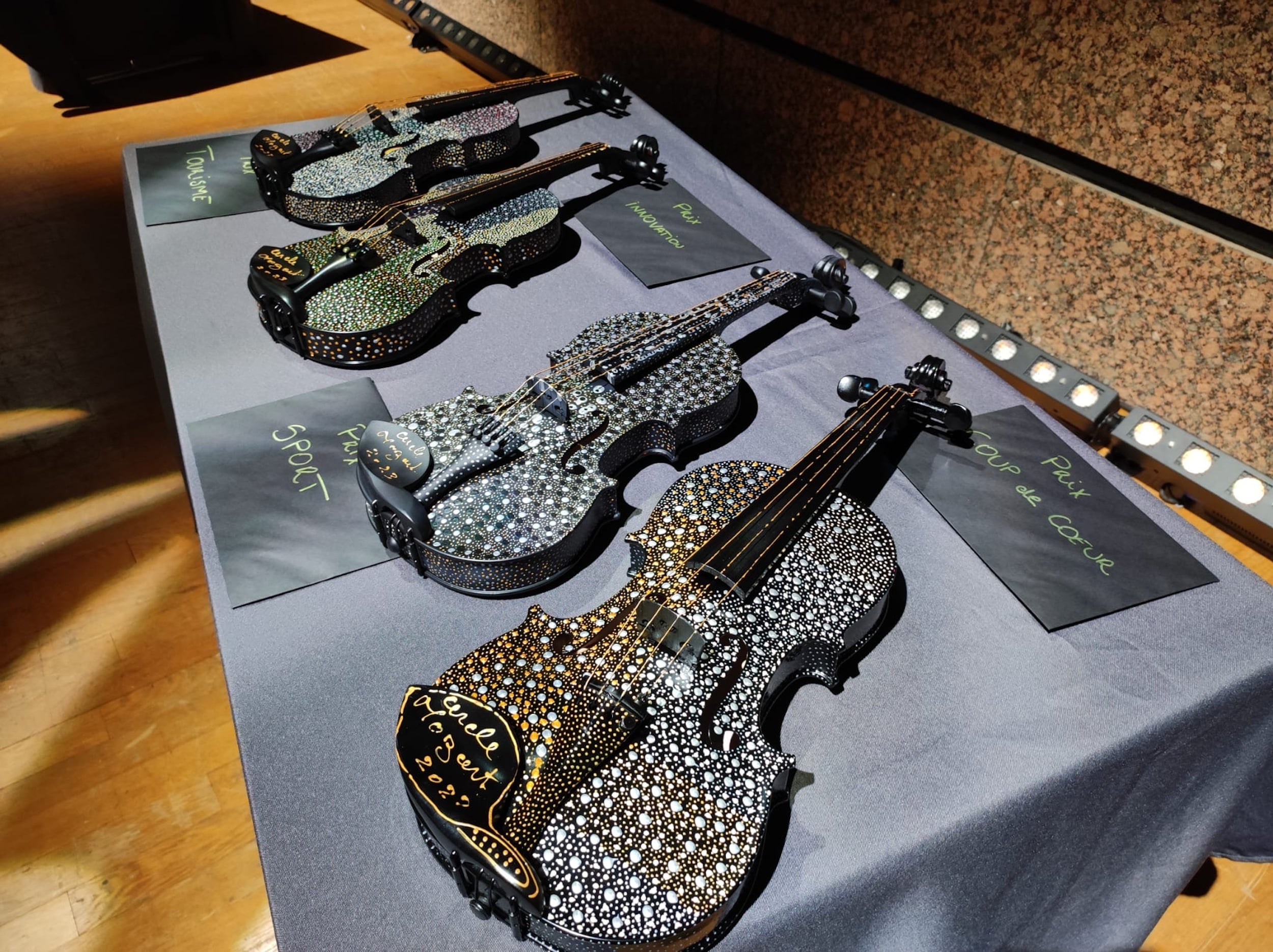 La forme physique des Prix qui sont remis ce soir-là, sous la forme de violons collector conçus par l'artiste sétois Marc Duran © Jérémy FLAMENT